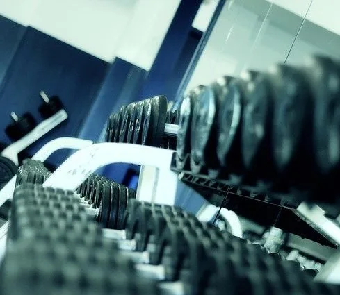 pesas gimnasio e1588412843894 Avanza muscularmente, ciclos de entrenamiento.