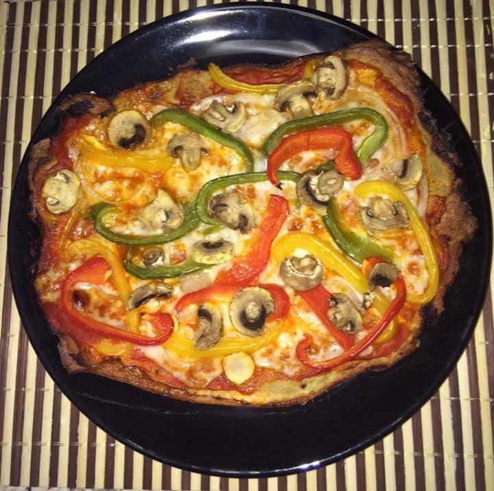 Pizza fit proteica con base de atún